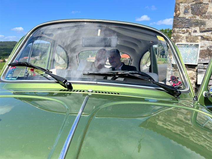 Novios a través del parabrisas del coche clásico