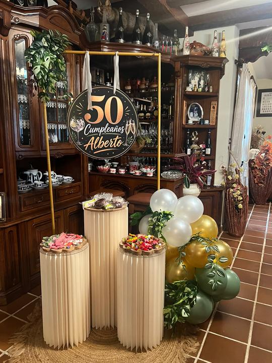 Decoración con globos y columnas para un 50 cumpleaños