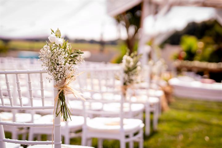 Silla de ceremonia decorada con un ramillete de flores silvestres