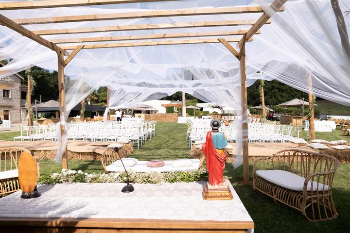 Altar de ceremonia al aire libre con velos y flores