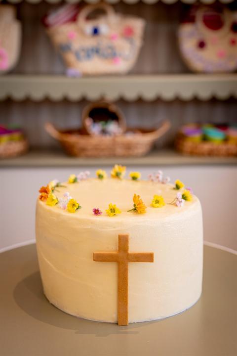 Tarta de comunión con cruz de madera y flores