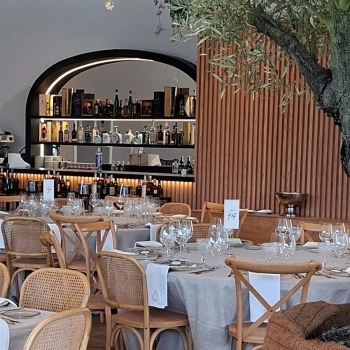Zona de bar con mesas vestidas