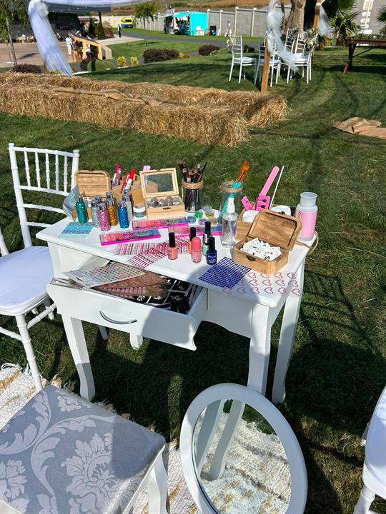 Tocador infantil con accesorios de belleza