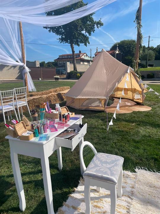 Tocador infantil frente a una tienda tipo glamping