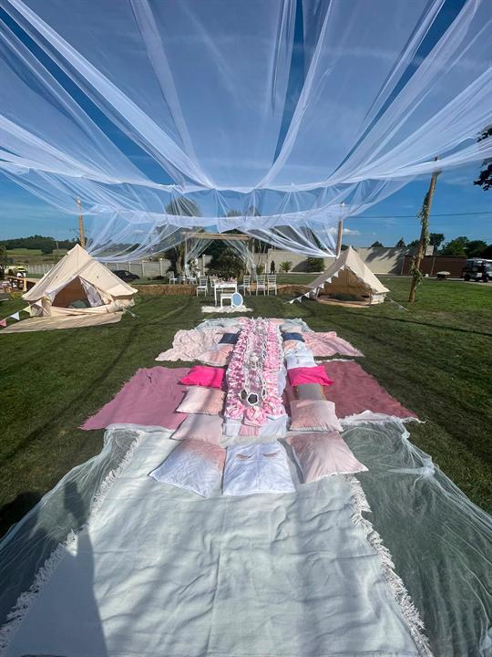 Picnic infantil con mantas y cojines bajo velos